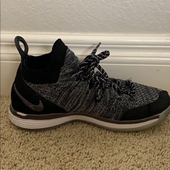 black and grey KD 11 flying basketball shoe (kids) - Picture 2 of 2